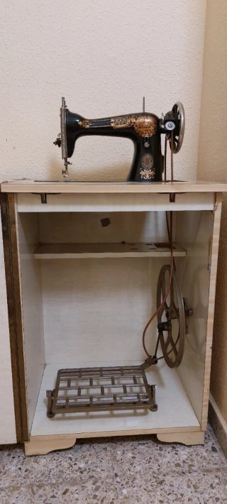 Máquina de coser Singer antigua con mueble