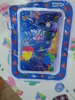 Alfombra de agua para bebés con diseño marino