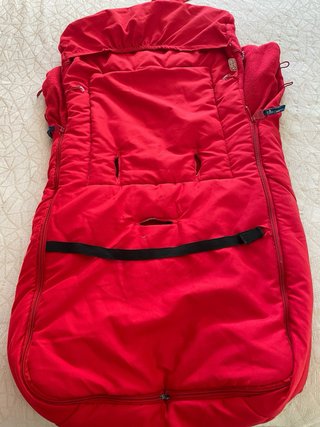 Saco dormir bebé rojo. Marca Petit colores