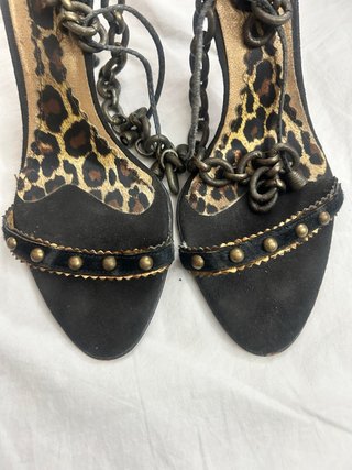 Sandalias de tacón con cadena y estampado animal