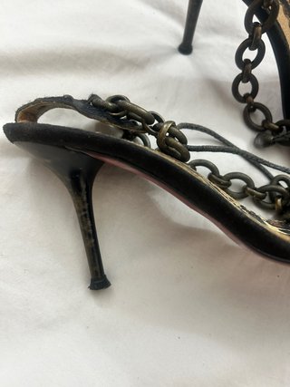 Sandalias de tacón con cadena y estampado animal