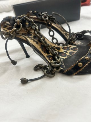 Sandalias de tacón con cadena y estampado animal