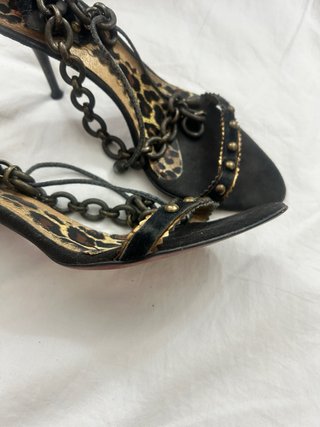 Sandalias de tacón con cadena y estampado animal