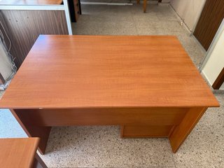 Mesa de oficina de madera
