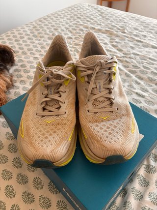 Hoka Clifton 9 Talla 44 Beige/Amarillo