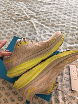 Hoka Clifton 9 Talla 44 Beige/Amarillo