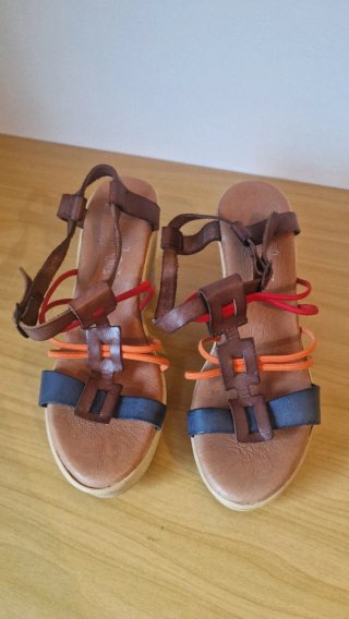 Sandalias de piel marrón y rojo Talla 37