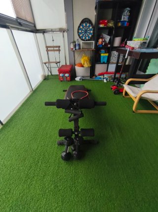 Banco de abdominales y pesas