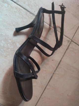 Sandalias de piel negras y marrones