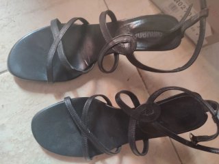 Sandalias de piel negras y marrones