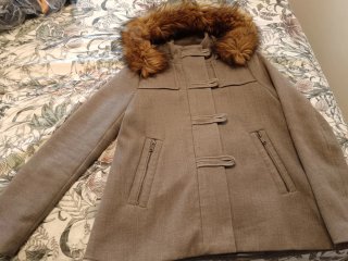 Trenca Zara gris con capucha y pelo