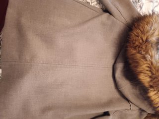 Trenca Zara gris con capucha y pelo
