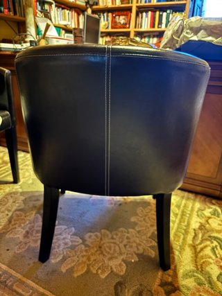 Coppia di poltrone in pelle marrone