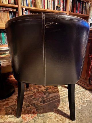 Coppia di poltrone in pelle marrone