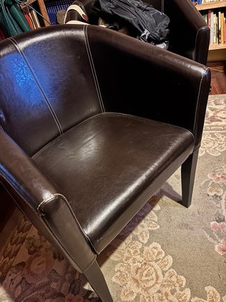 Coppia di poltrone in pelle marrone