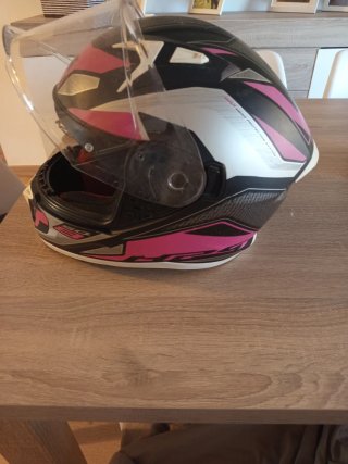 Casco de moto integral rosa y negro