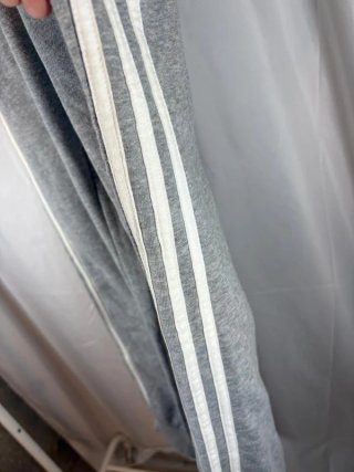 Adidas Joggers Gris con Rayas Blancas