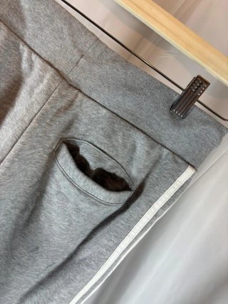 Adidas Joggers Gris con Rayas Blancas