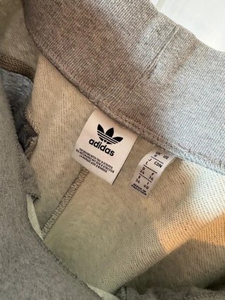 Adidas Joggers Gris con Rayas Blancas