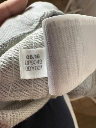 Adidas Joggers Gris con Rayas Blancas