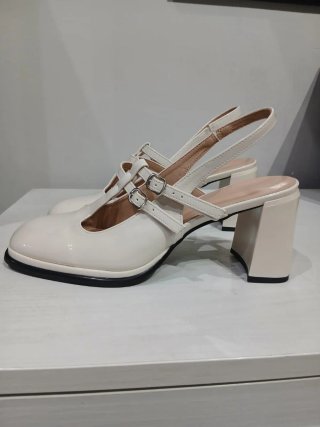 Scarpe eleganti bianche con tacco