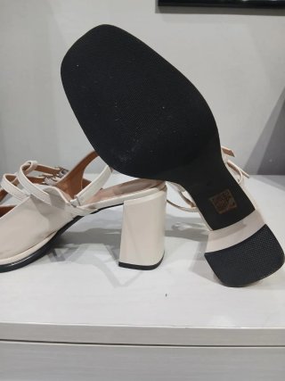 Scarpe eleganti bianche con tacco