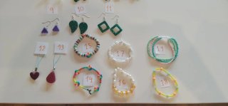 Pendientes, pulseras y Pop It arcoiris.