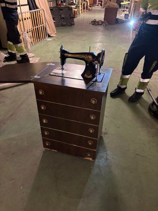 Máquina de coser antigua de mesa
