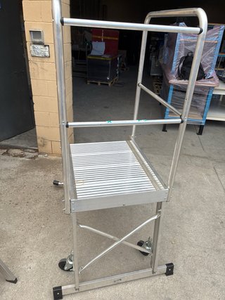 Escalera con plataforma y ruedas