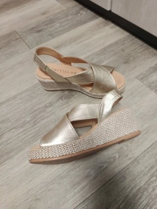 Sandalias Pitillos doradas talla 35