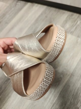 Sandalias Pitillos doradas talla 35