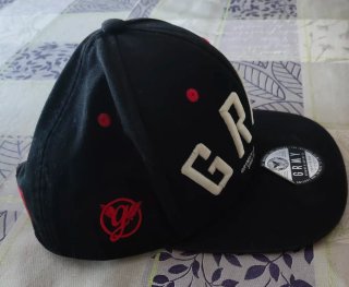 Gorra GRMY Negra con Bordado Rojo