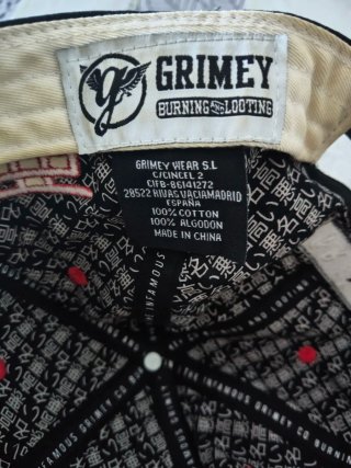 Gorra GRMY Negra con Bordado Rojo
