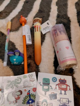 Estuche infantil con bolígrafos y pegatinas