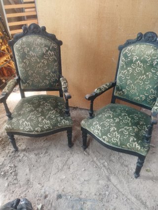 Dolci culle vintage in legno e velluto