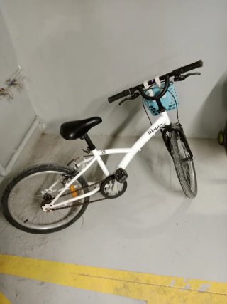 Bicicleta infantil blanca con cesta