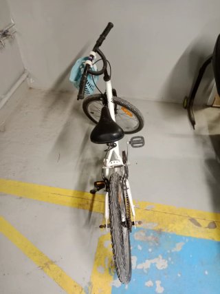 Bicicleta infantil blanca con cesta