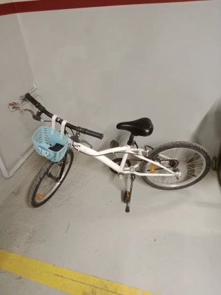 Bicicleta infantil blanca con cesta