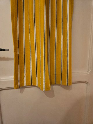 Mono amarillo con rayas. Elástico y ajustado