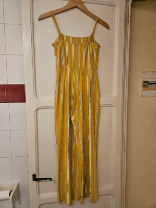 Mono amarillo con rayas. Elástico y ajustado