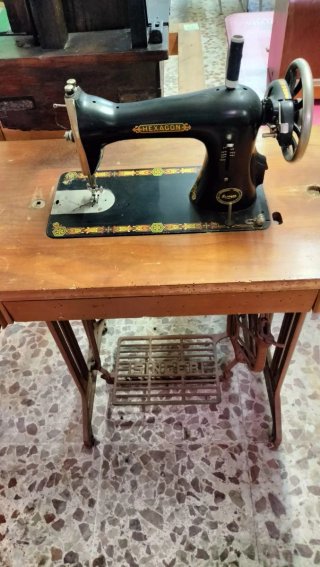 Máquina de coser antigua HEXAGON