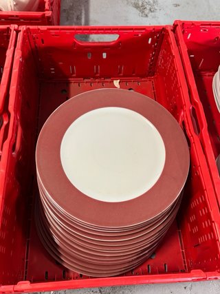 Juego de platos de porcelana con frutas