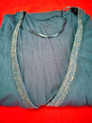 Camiseta verde azulado con detalles brillantes
