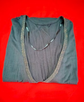Camiseta verde azulado con detalles brillantes