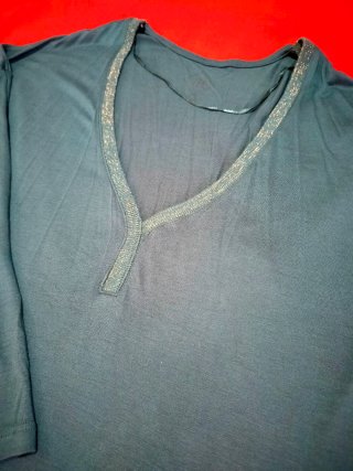 Camiseta verde azulado con detalles brillantes