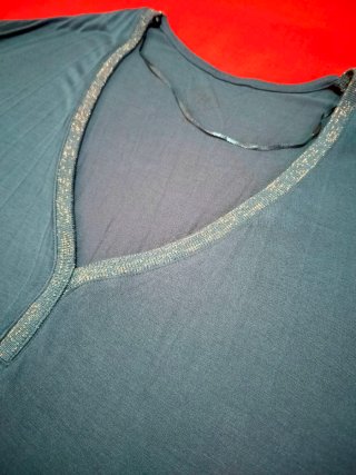 Camiseta verde azulado con detalles brillantes