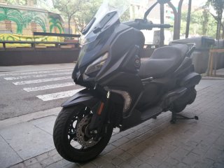 QJ Motor Fort 4.0 Maxi Scooter Negra