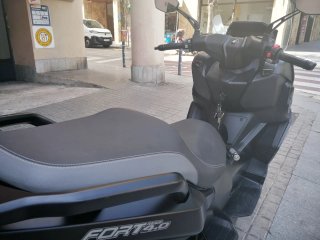 QJ Motor Fort 4.0 Maxi Scooter Negra