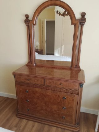 Cómoda de madera con espejo