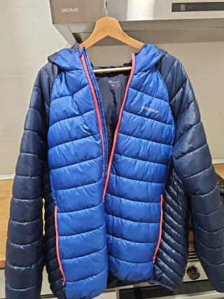 Chaqueta plumífero azul y negro
